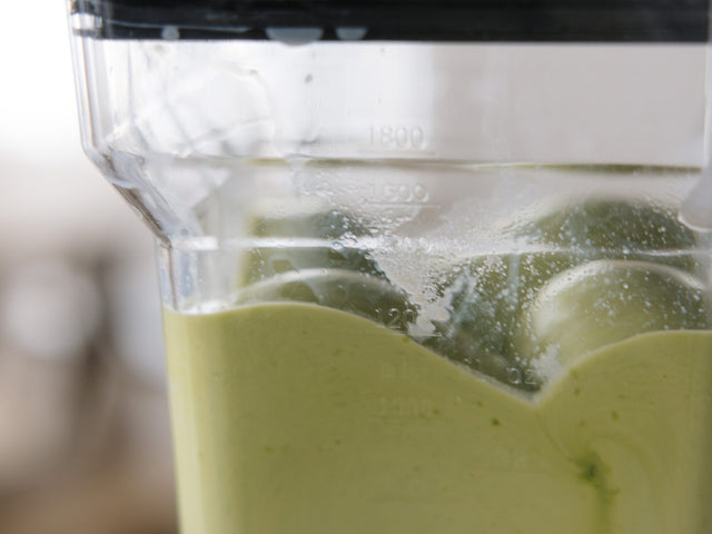 A green blend running under vacuum in the VOID jar